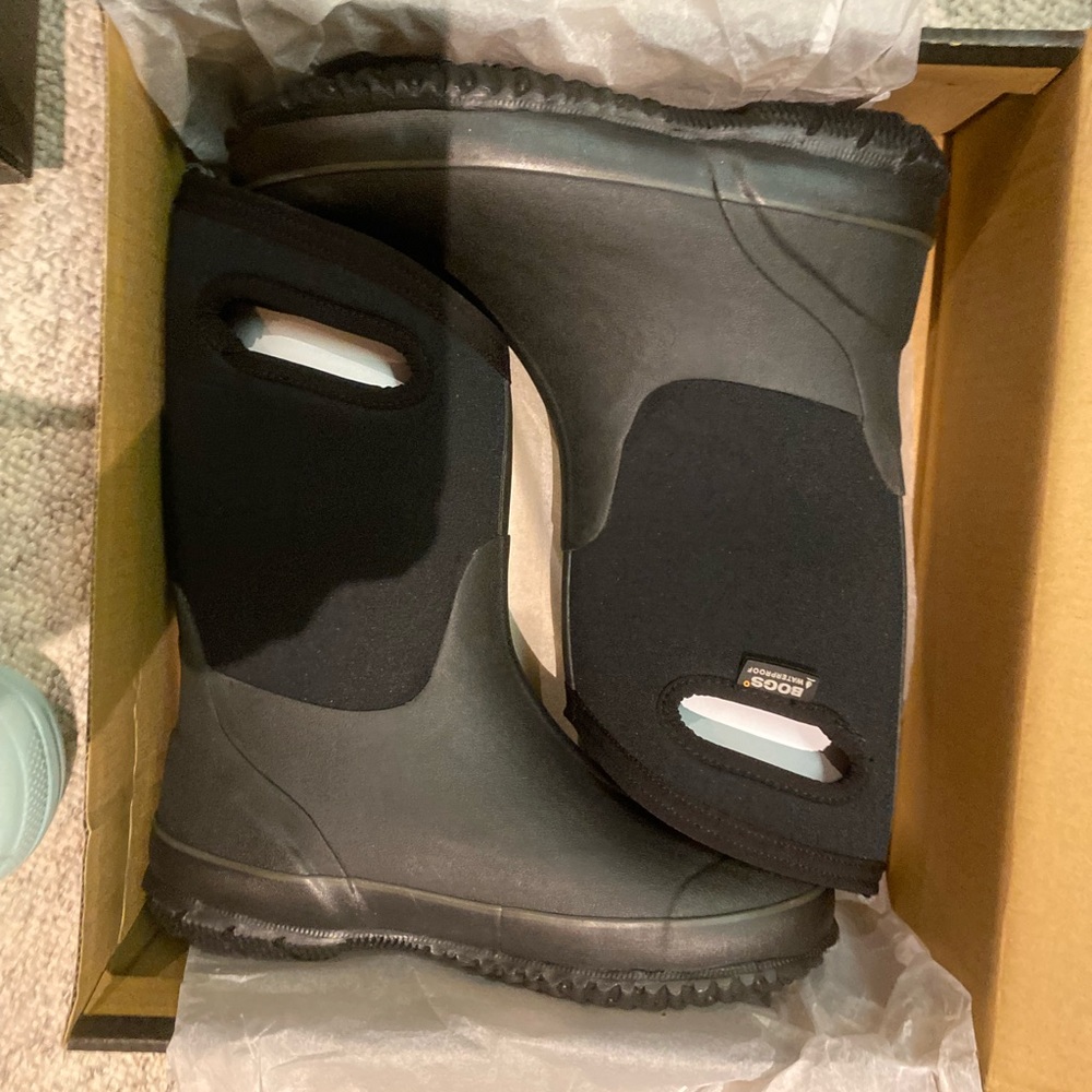 BOGS with handles , size 6Y, black.